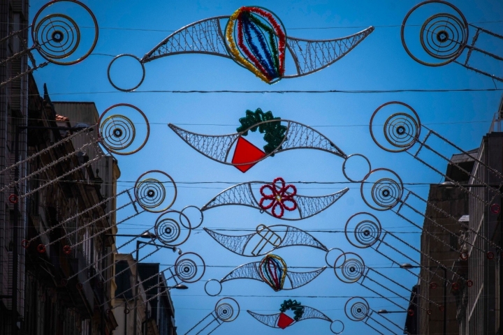  Martelo, alho porro, balão e manjerico são os acessórios indispensáveis à noite de São João