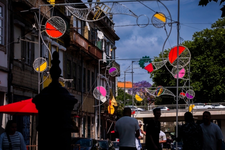 Vá de baile em baile, percorrendo as ruas do Porto