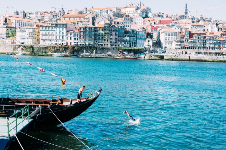 Faça a festa a partir do rio, a bordo de um barco com vista privilegiada sobre a cidade ©Ágata Xavier