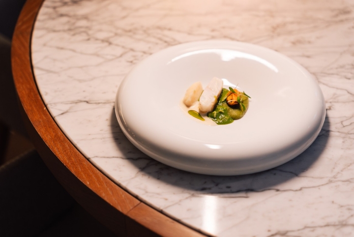 O pregado, chispe de coentrada, xerém, mexilhão e salsifis é um dos clássicos da casa