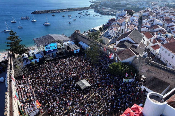 Fidju Kitxora, à esquerda, e os Bateu Matou, à direita