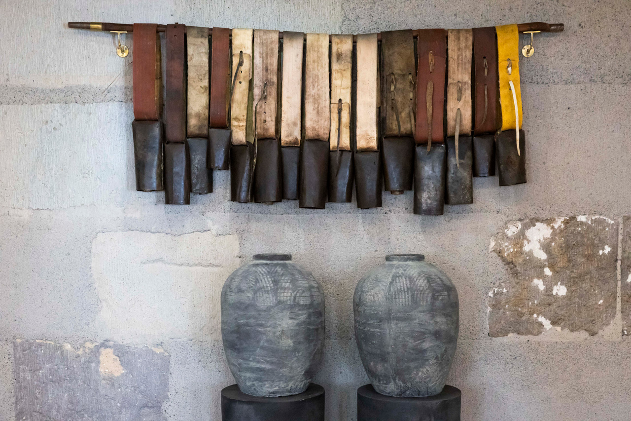 Instalação feita com chocalhos artesanais, da autoria do mestre António, o último chocalheiro da Terceira