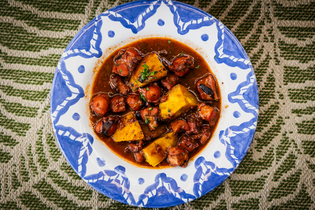 O polvo estufado é marinado em vinho tinto, como é típico na Terceira