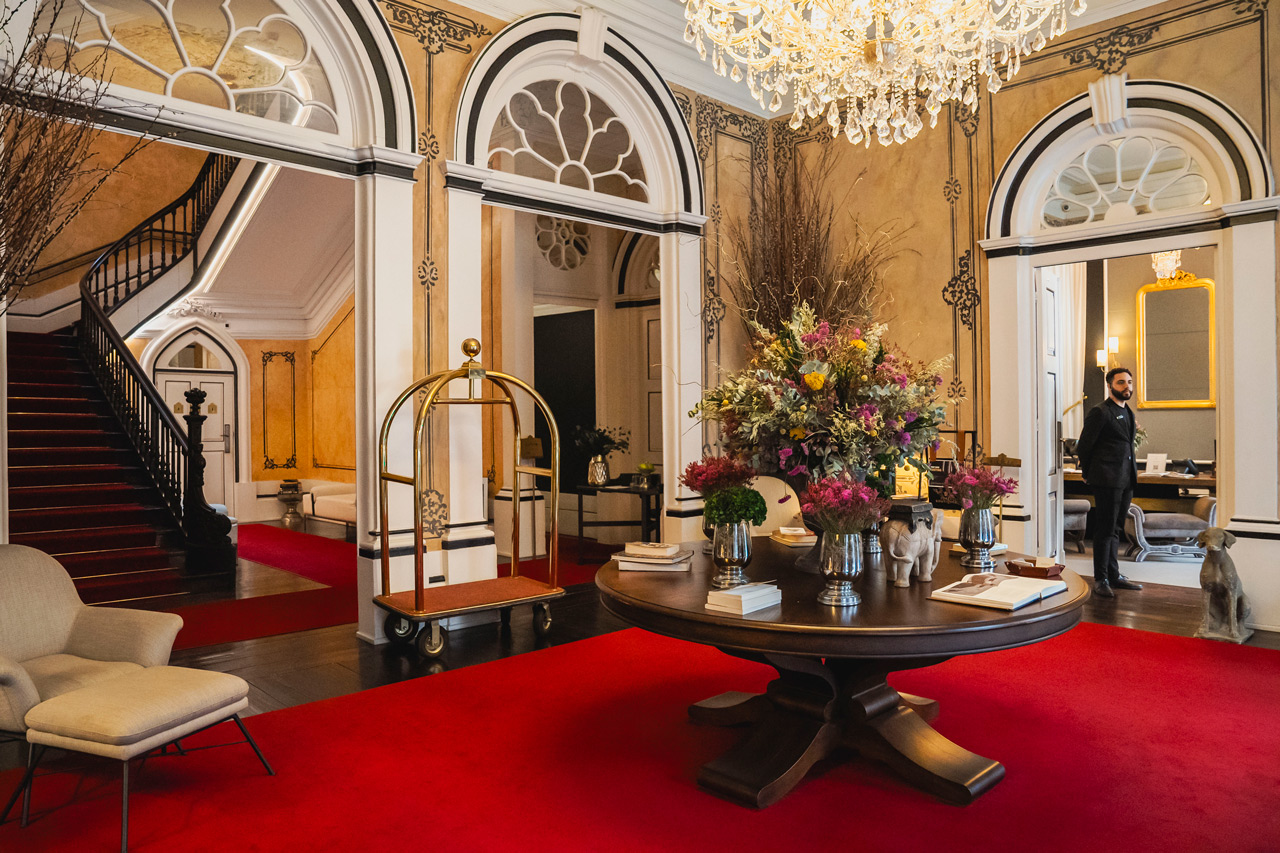 Cada quarto está dedicado a um escritor português e na entrada há uma biblioteca com uma pâtisserie