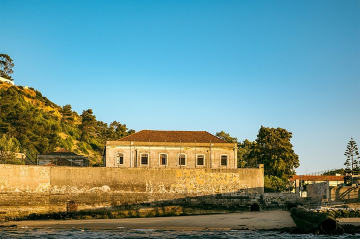 O presídio desativado limita a praia à direita