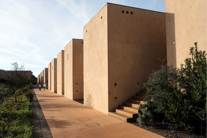 Os vários edifícios foram pensados para se adaptar às cores da natureza em redor