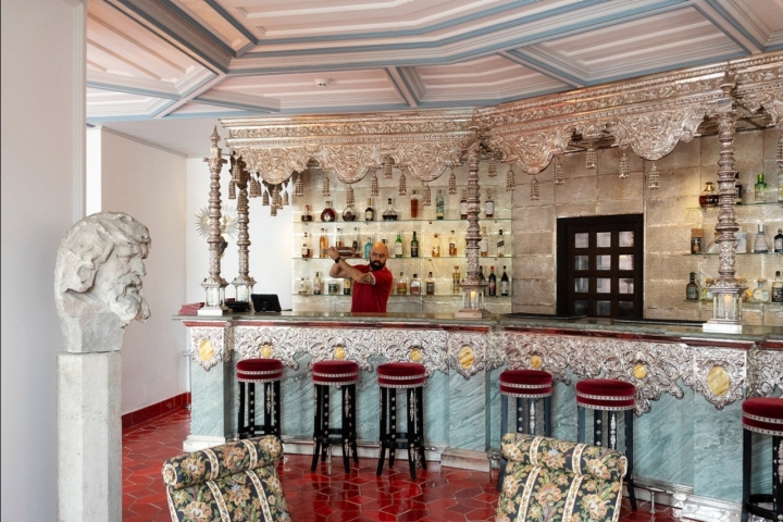 O balcão do hotel, um dos ex-libris e que pode ser visitado por não-hóspedes, foi feito pela sevilhana Villarreal, responsável por altares da Semana Santa