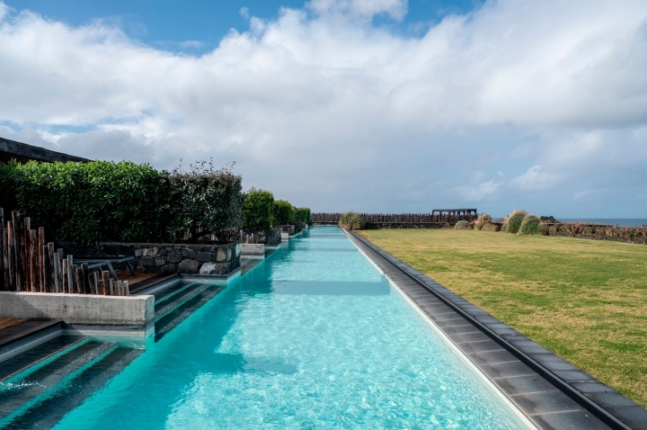 Há uma piscina comum a 12 estúdios, que permite mergulhar diretamente da varanda do quarto.