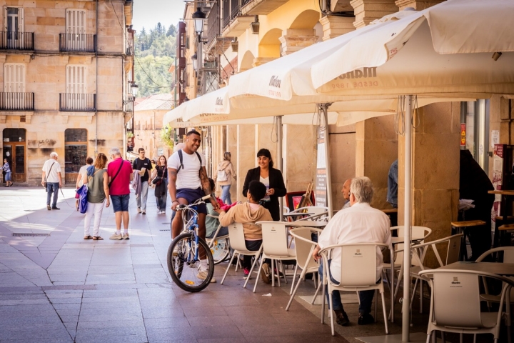 'La Cocina del Casino' cuenta con una terraza justo antes de la plazal Rosel y San Blas