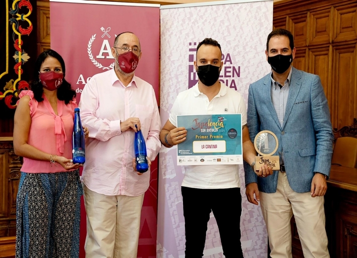 Gerali Rodríguez y Mikel Martínez, de la Academia de la Tapa y el Pintxo, junto al ganador y el alcalde de Palencia, Mario Simón. Foto: María Aizpuru