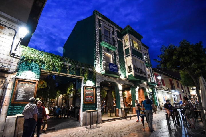 La fachada de 'El Patio' es fácilmente identificable entre los edificios de la plaza Torres de Omaña.