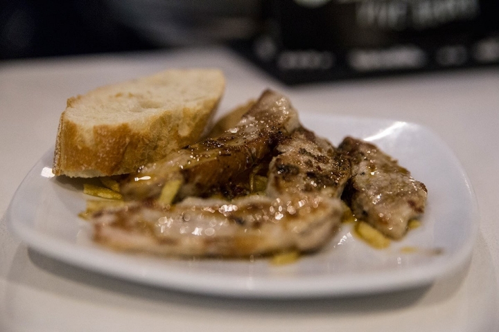 Las tapas se mueven tan rápido como se devoran en este punto de la ciudad.