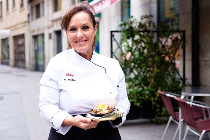 Charo porta Delicias del Bosque, una tapa para comer con cubiertos.