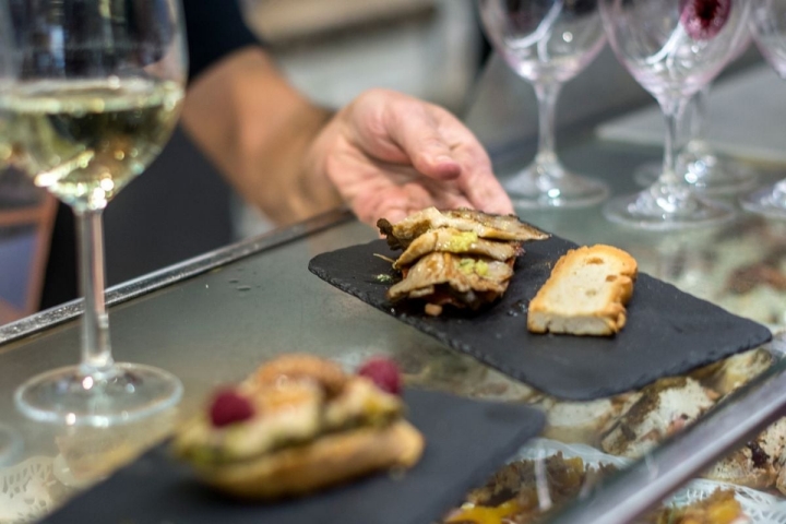 Tapas por Valladolid. Jero. Lomo ibérico, pimientos asados y setas de chopo. Foto: Alfredo Cáliz.