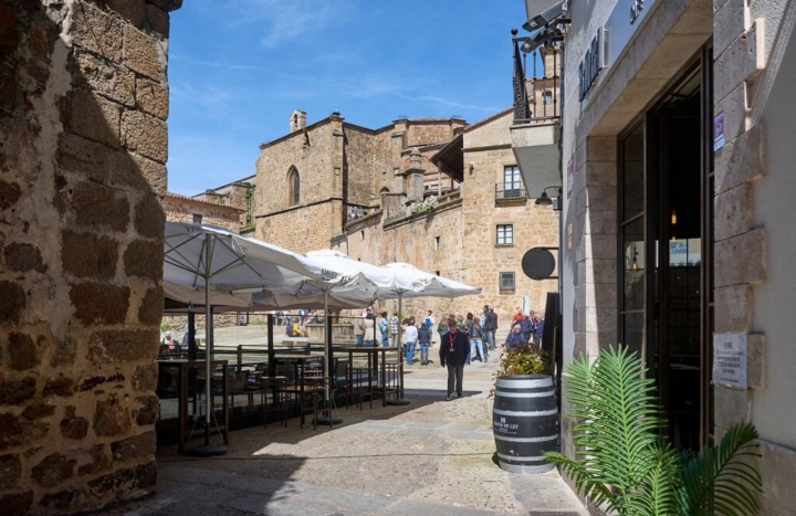 Terraza en el casco histórico de Plasencia del 'Bari'.