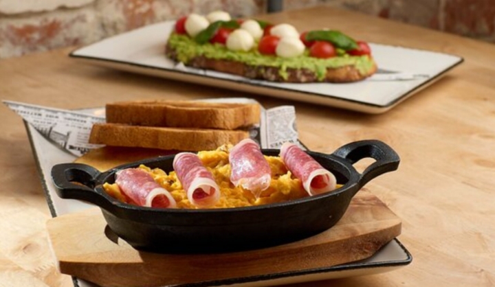 Huevos revuelto con jamón en Bari.