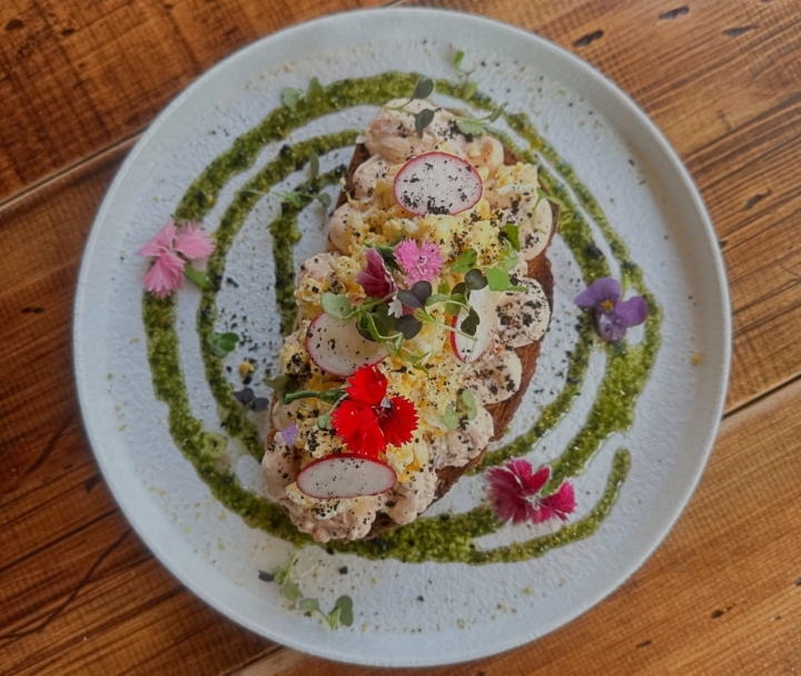 Pan de masa madre 100%, crema de queso y tomates secos, huevo revuelto y tiernos rabanitos de Zeri’s.