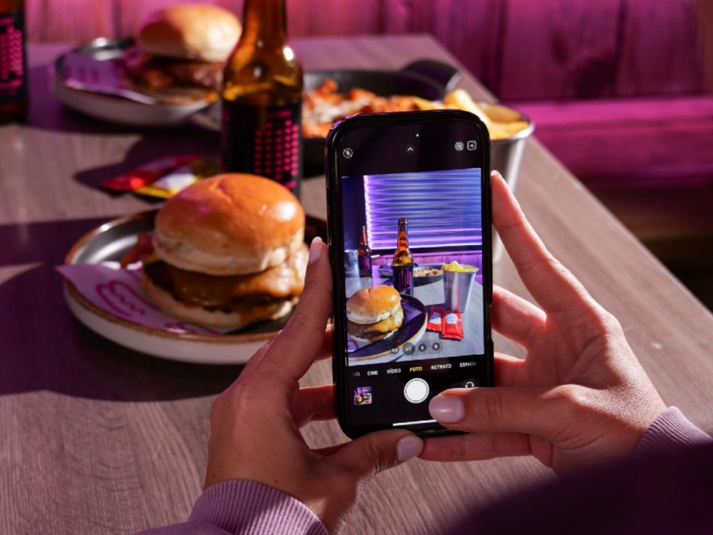 “Sorprenden todas las burgues del ‘Vibra’ y el trato supercordial de sus dueños”