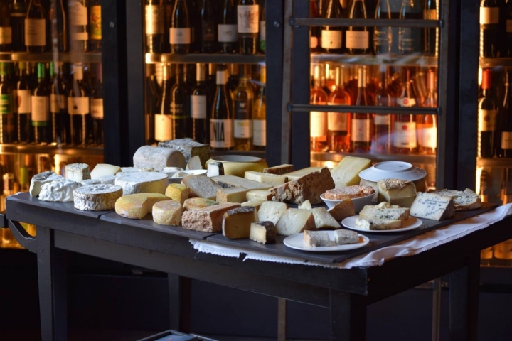 El sumiller Toni Gerez selecciona los quesos del restaurante.