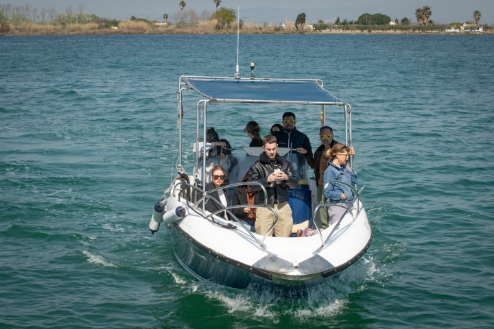 Degustación de ostras y mejillones en una batea