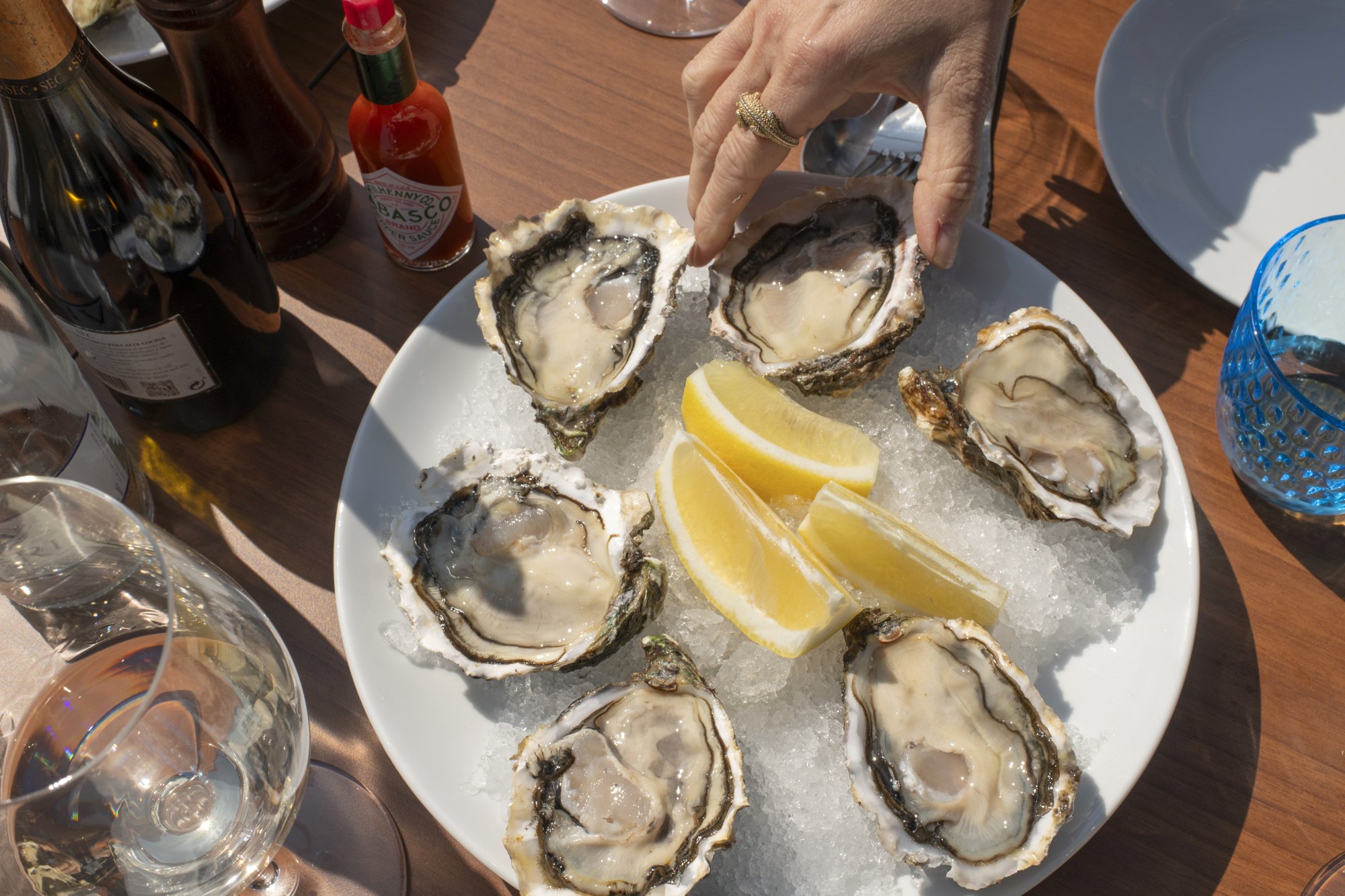 Degustación de ostras y mejillones en una batea