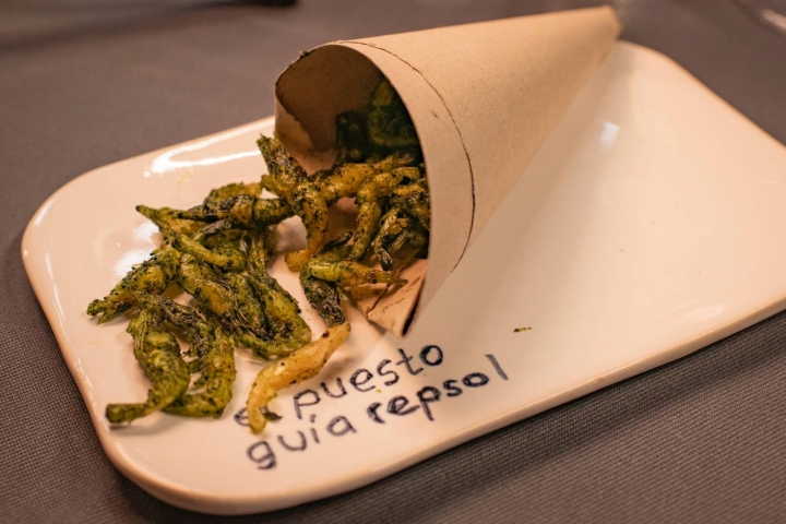 Camarones vivos empanados en harina de algas.