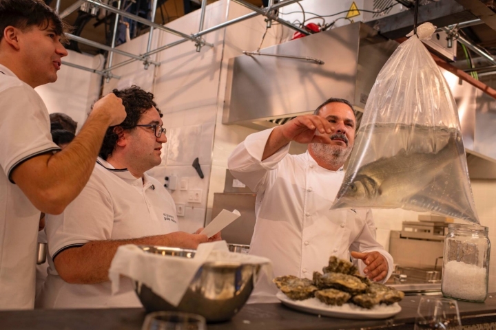 Ángel León muestra una lubina viva antes de practicar el método ikejime. 