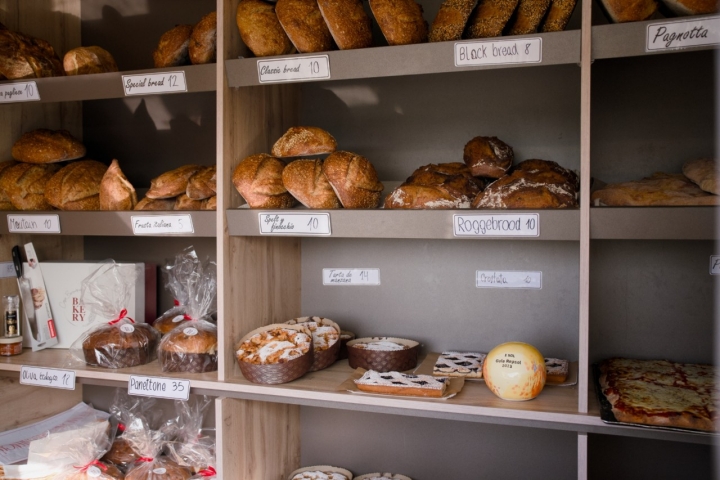 Baldas de la panadería con diferentes tipos de panes.
