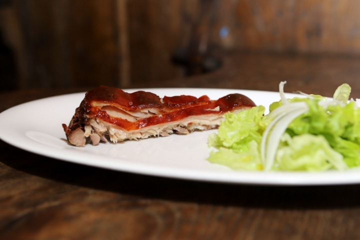 La destacable diferencia de texturas en el gorrín es fruto de un asado a 70 grados.