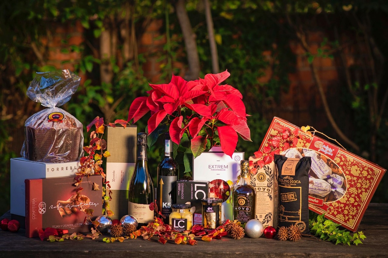 Bodegón de productos de la cesta de Navidad de la tienda gourmet