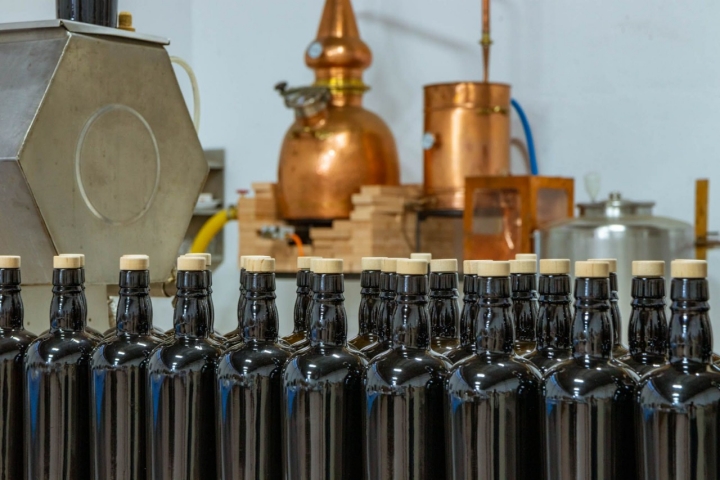 Botellas y alambique en la bodega El Mondero