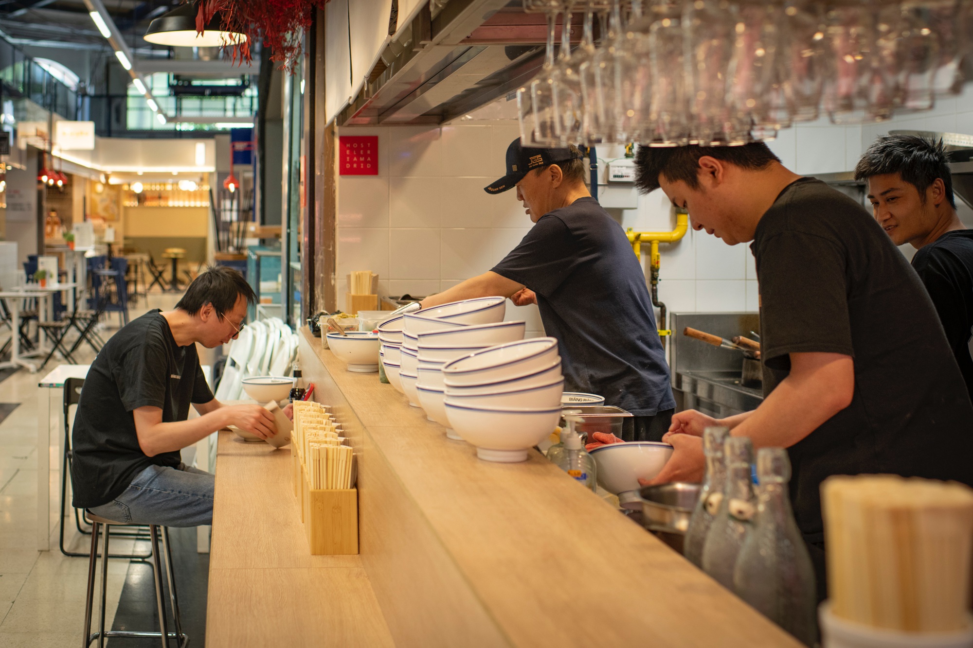 Aquí presumen de tener los noodles más anchos y largos de Madrid.