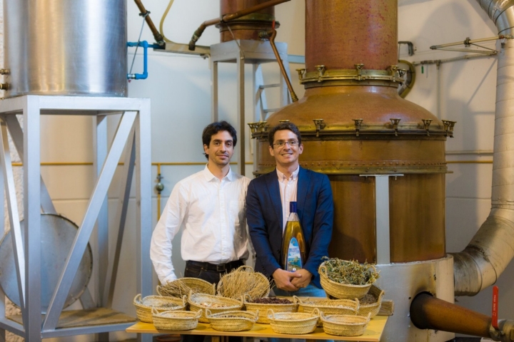 Hierbas ibicencas Marí Mayans: hermanos Bartolomé y Carlos con una botella