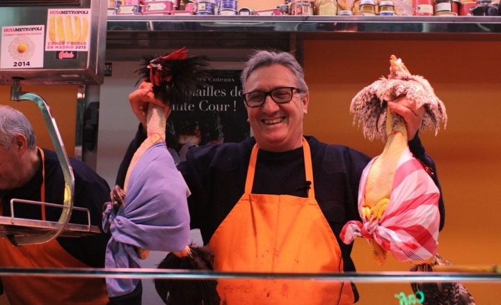 Higinio con dos aves en la mano.