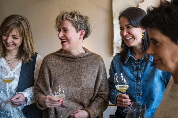  El buen humor que no falte. Jaione Gaincerain de Sidrería Zelaia, Marivi Altzibar de ‘Salegi’ y Sandra Bravo de la bodega ‘Sierra de Toloño’.