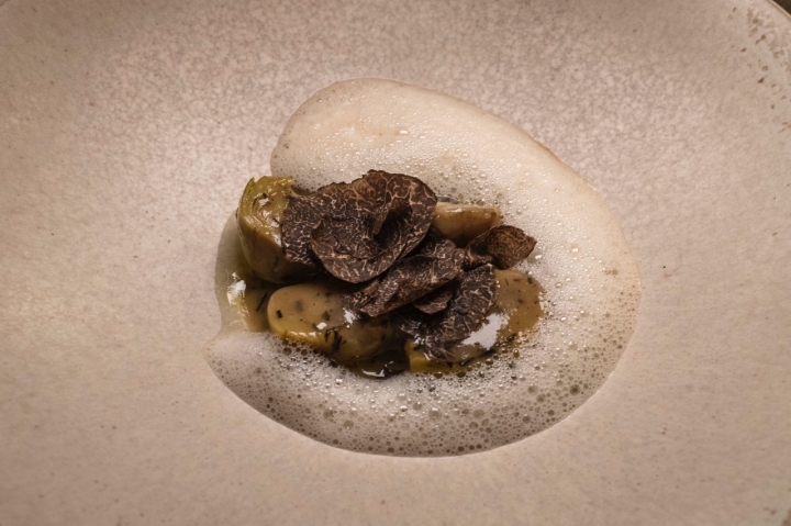  Alcachofas confitadas con velouté de trufa de ‘Bascoat’. 