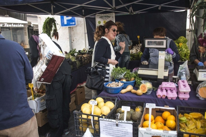 En el puesto de la finca 'Tres Peñas' se comparten bromas y chascarrillos.