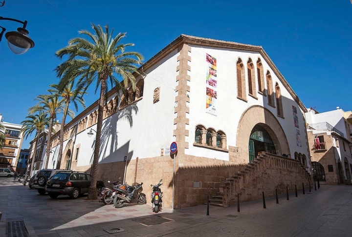 El Mercat Municipal de Jávea se construyó en 1943 en los terrenos de un antiguo convento del siglo XVII.
