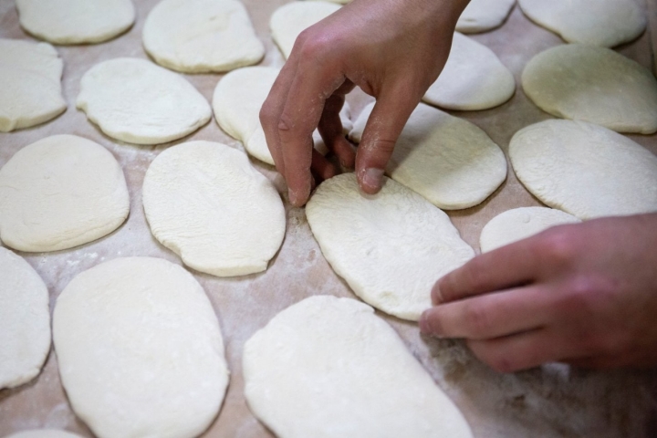 Mollete de Antequera: forma ovalada y ligeramente aplastada