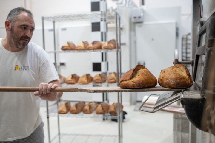 En la panadería 'Horno Artesa' han acabado con el mito de trabajar el pan de noche.