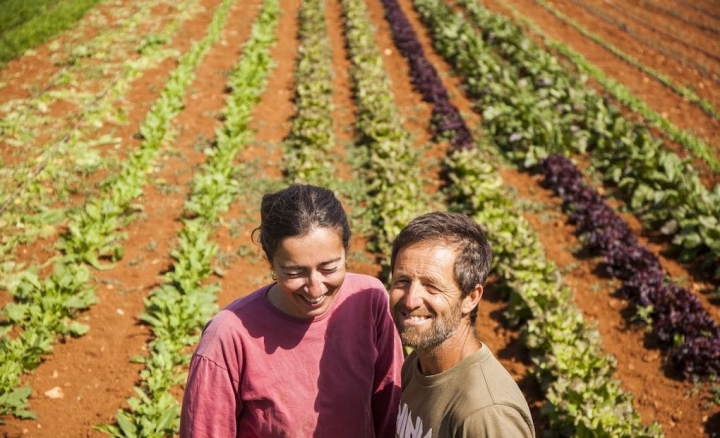 Nuria y Tito ante su huerto.