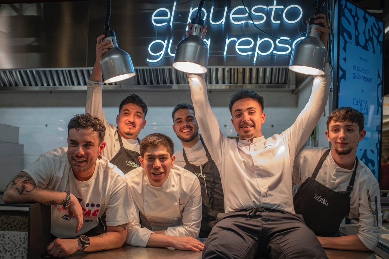 Javier Sanz con el Equipo de Cañitas Maite en el Puesto de Guia Repsol en el mercado de Vallehermoso
