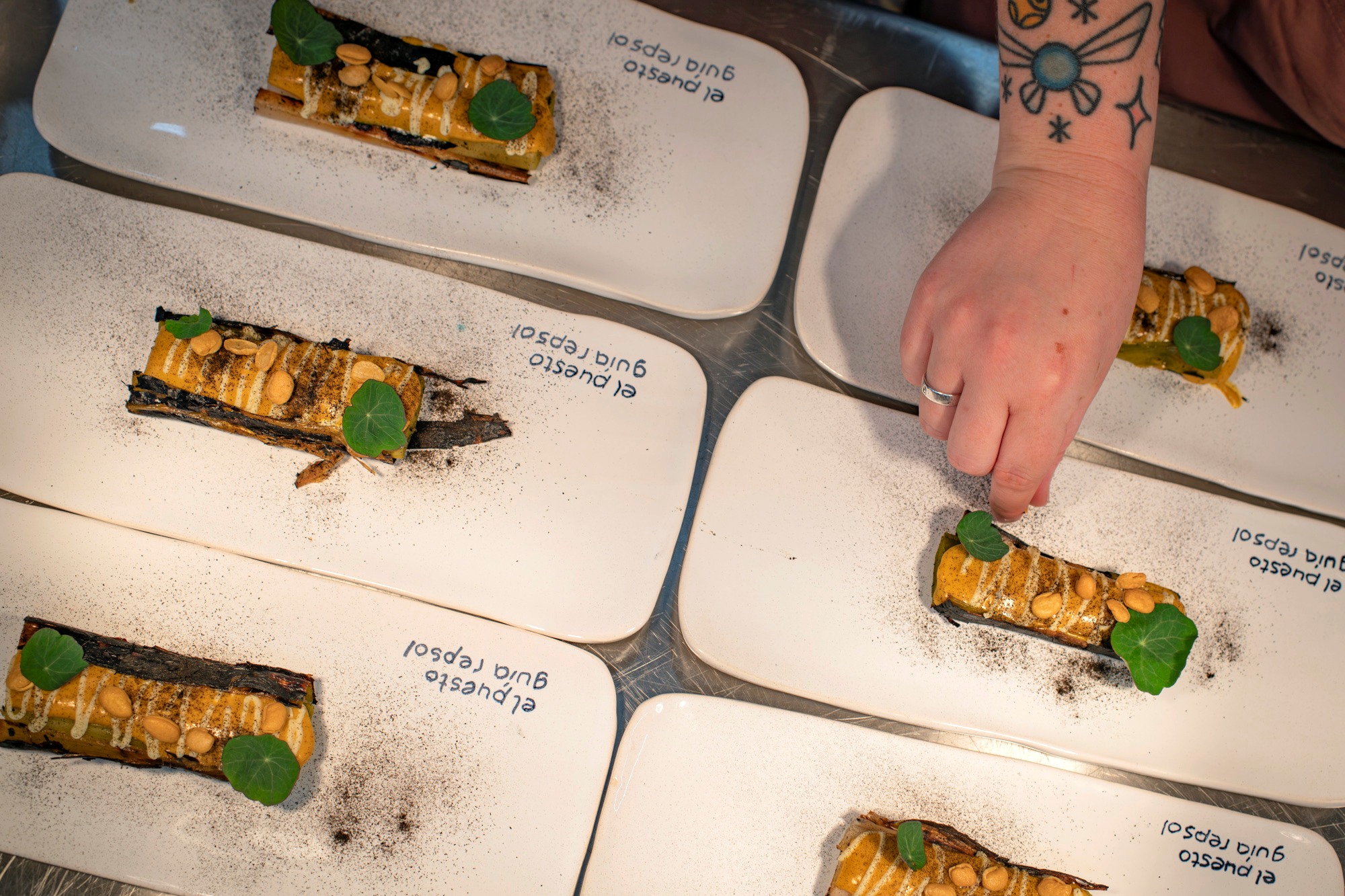 Preparado del Puerro Tatemado al Sarmiento.Holandesa escabechá de azafrán y altramuces.