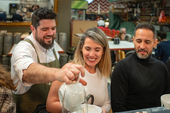 Pedro Aguilera sirviendo uno de sus platos en el pop-up Fresh! de Mesón Sabor Andaluz.