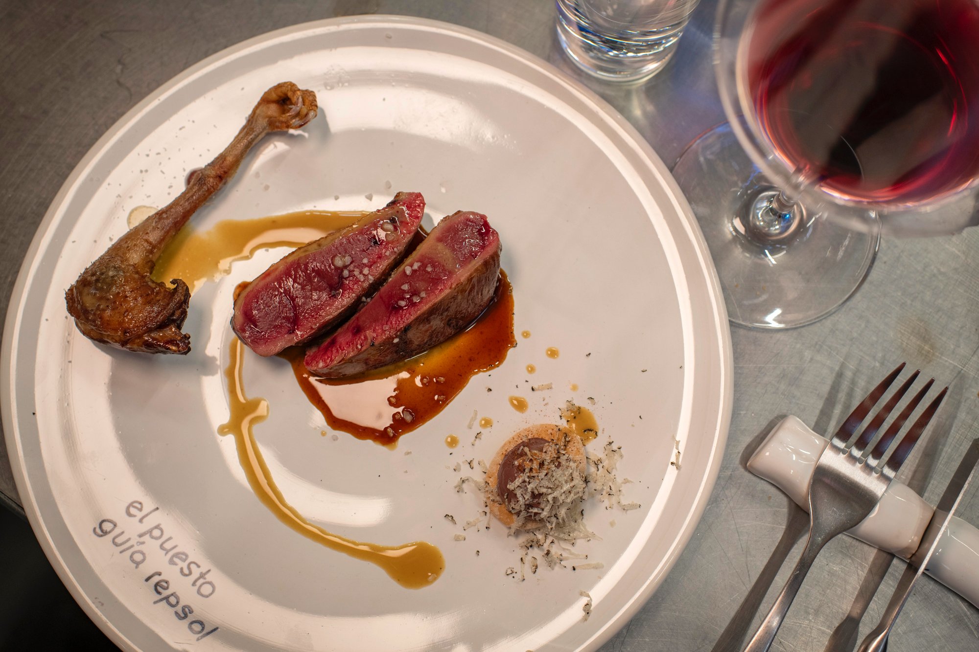 Pichón en tres cocción y sus interiores a la canela.