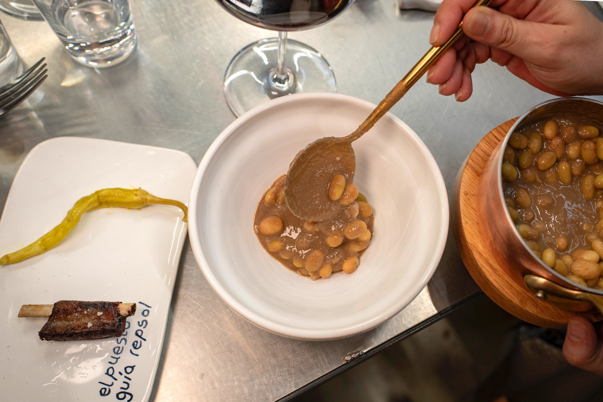 Pochas con costillas de jabalí, su costilla y piparras.