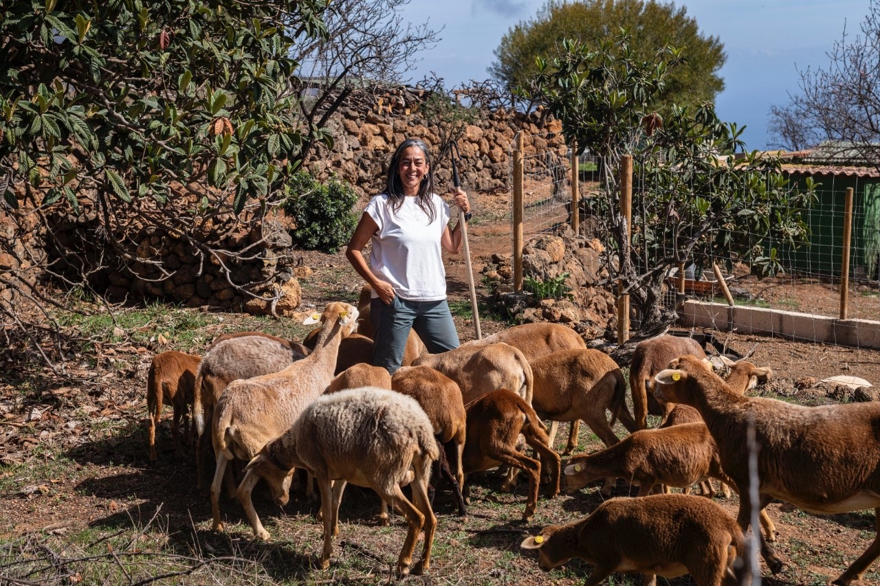 La ganadera Pilar Carballo, de la ecofinca La Jara (Arafo, Tenerife)