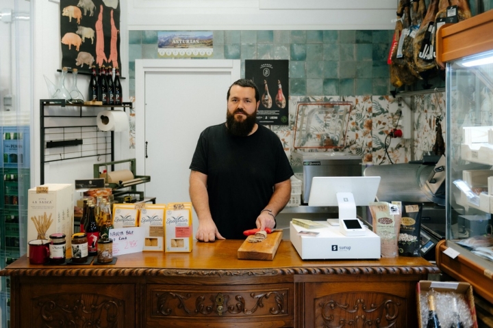 Xermán Álvarez, junto a su hermano y primo, son los propietarios de La Corriana