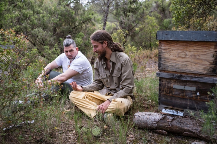 Samuel Cerrudo en su colmenar con el chef Jesús Segura