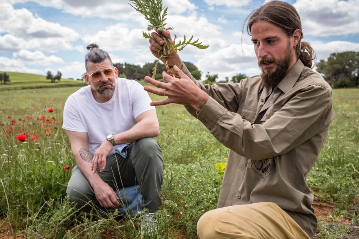 Samuel Cerrudo en su campo de cultivo con el chef de Jesús Segura